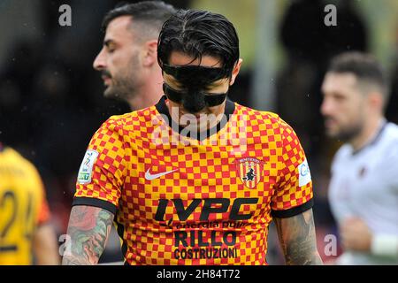 Benevento, Italien. 27th. November 2021. Gianluca Lapadula Spieler von Benevento, während des Spiels der italienischen Serie A Meisterschaft zwischen Benevento gegen Reggina, Endergebnis Benevento 4, Reggina 0, Spiel im Ciro Vigorito Stadion in Benevento gespielt. Benevento, Italien, 27. November 2021. (Foto von Vincenzo Izzo/Sipa USA) Quelle: SIPA USA/Alamy Live News Stockfoto