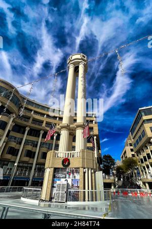 Uhrenturm im Zentrum einer Eisbahn am Wasser in Georgetown, Washington, D.C. Stockfoto