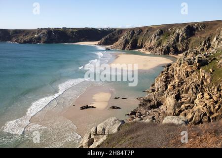 Das klare Wasser des tropisch anmutenden Pedn Vounder Beach, West Cornwall bei Ebbe im Winter. Stockfoto