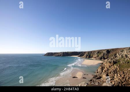 Das klare Wasser des tropisch anmutenden Pedn Vounder Beach, West Cornwall bei Ebbe im Winter. Stockfoto