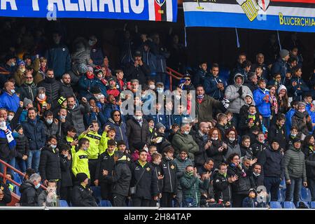 Genua, Italien. 27th. November 2021. Unterstützer Sampdoria während der UC Sampdoria gegen den FC Hellas Verona, italienische Fußballserie Ein Spiel in Genua, Italien, November 27 2021 Quelle: Independent Photo Agency/Alamy Live News Stockfoto