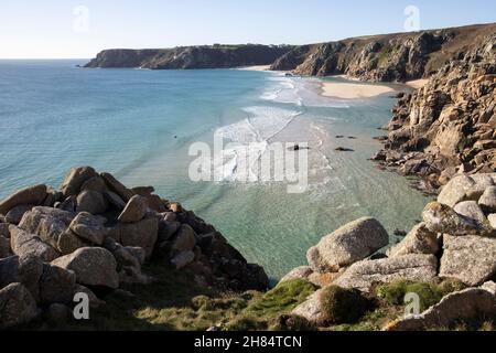 Das klare Wasser des tropisch anmutenden Pedn Vounder Beach, West Cornwall bei Ebbe im Winter. Stockfoto