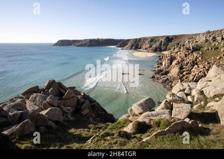 Das klare Wasser des tropisch anmutenden Pedn Vounder Beach, West Cornwall bei Ebbe im Winter. Stockfoto