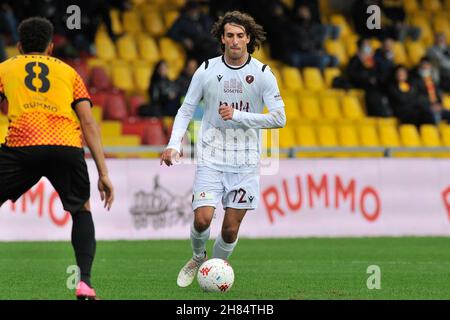 Benevento, Italien. 27th. November 2021. Alessandro Cortinovis Spieler von Reggina, während des Spiels der italienischen Serie A Meisterschaft zwischen Benevento gegen Reggina, Endergebnis Benevento 4, Reggina 0, Spiel im Ciro Vigorito Stadion in Benevento gespielt. Benevento, Italien, 27. November 2021. (Foto von Vincenzo Izzo/Sipa USA) Quelle: SIPA USA/Alamy Live News Stockfoto