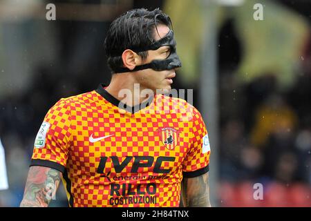 Benevento, Italien. 27th. November 2021. Gianluca Lapadula Spieler von Benevento, während des Spiels der italienischen Serie A Meisterschaft zwischen Benevento gegen Reggina, Endergebnis Benevento 4, Reggina 0, Spiel im Ciro Vigorito Stadion in Benevento gespielt. Benevento, Italien, 27. November 2021. (Foto von Vincenzo Izzo/Sipa USA) Quelle: SIPA USA/Alamy Live News Stockfoto