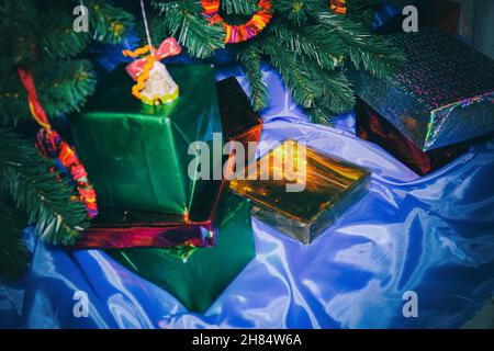 Weihnachts- und Neujahrsgeschenke in schönen Schachteln unter dem Weihnachtsbaum Stockfoto