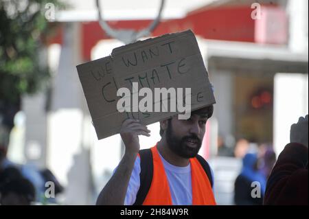 27. November 2021: Tunis, Tunesien. 27. November 2021: Eine Gruppe von Aktivisten trifft sich in der Habib Bourguiba Avenue, um auf die Auswirkungen des Klimawandels aufmerksam zu machen. Während des Protestes forderten die Demonstranten, dass die Regierung neue Gesetze umsetzt und die notwendigen Maßnahmen ergreift, um die Folgen des Klimawandels zu reduzieren. Die Demonstranten riefen auch die Regierungen der reichen Länder und multinationale Unternehmen dazu auf, die CO2-Emissionen zu senken und die Klimakrise anzugehen (Foto: © Hasan mrad/IMAGESLIVE via ZUMA Press Wire) Stockfoto