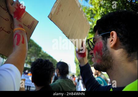 27. November 2021: Tunis, Tunesien. 27. November 2021: Eine Gruppe von Aktivisten trifft sich in der Habib Bourguiba Avenue, um auf die Auswirkungen des Klimawandels aufmerksam zu machen. Während des Protestes forderten die Demonstranten, dass die Regierung neue Gesetze umsetzt und die notwendigen Maßnahmen ergreift, um die Folgen des Klimawandels zu reduzieren. Die Demonstranten riefen auch die Regierungen der reichen Länder und multinationale Unternehmen dazu auf, die CO2-Emissionen zu senken und die Klimakrise anzugehen (Foto: © Hasan mrad/IMAGESLIVE via ZUMA Press Wire) Stockfoto