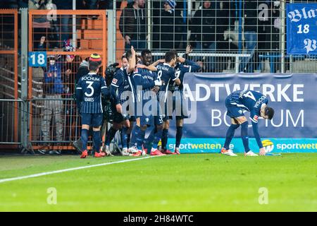 Bochum, Deutschland. 27th. November 2021. Fußball: Bundesliga, VfL Bochum - SC Freiburg, Matchday 13, Vonovia Ruhrstadion. Die Bochumer Spieler feiern nach der 2:1 Uhr. Quelle: Marcel Kusch/dpa - WICHTIGER HINWEIS: Gemäß den Bestimmungen der DFL Deutsche Fußball Liga und/oder des DFB Deutscher Fußball-Bund ist es untersagt, im Stadion und/oder vom Spiel aufgenommene Fotos in Form von Sequenzbildern und/oder videoähnlichen Fotoserien zu verwenden oder zu verwenden./dpa/Alamy Live News Stockfoto