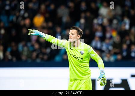 Bochum, Deutschland. 27th. November 2021. Fußball: Bundesliga, VfL Bochum - SC Freiburg, Matchday 13, Vonovia Ruhrstadion. Bochumer Torwart Manuel Riemann zeigt sich während des Spiels mit Gesten. Quelle: Marcel Kusch/dpa - WICHTIGER HINWEIS: Gemäß den Bestimmungen der DFL Deutsche Fußball Liga und/oder des DFB Deutscher Fußball-Bund ist es untersagt, im Stadion und/oder vom Spiel aufgenommene Fotos in Form von Sequenzbildern und/oder videoähnlichen Fotoserien zu verwenden oder zu verwenden./dpa/Alamy Live News Stockfoto