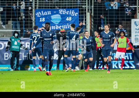 Bochum, Deutschland. 27th. November 2021. Fußball: Bundesliga, VfL Bochum - SC Freiburg, Matchday 13, Vonovia Ruhrstadion. Das Bochumer Team feiert nach der 2:1 Uhr. Quelle: Marcel Kusch/dpa - WICHTIGER HINWEIS: Gemäß den Bestimmungen der DFL Deutsche Fußball Liga und/oder des DFB Deutscher Fußball-Bund ist es untersagt, im Stadion und/oder vom Spiel aufgenommene Fotos in Form von Sequenzbildern und/oder videoähnlichen Fotoserien zu verwenden oder zu verwenden./dpa/Alamy Live News Stockfoto