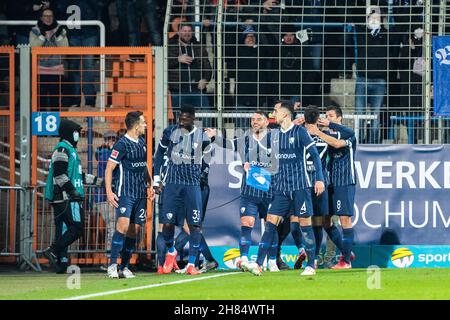 Bochum, Deutschland. 27th. November 2021. Fußball: Bundesliga, VfL Bochum - SC Freiburg, Matchday 13, Vonovia Ruhrstadion. Die Bochumer Spieler feiern nach der 2:1 Uhr. Quelle: Marcel Kusch/dpa - WICHTIGER HINWEIS: Gemäß den Bestimmungen der DFL Deutsche Fußball Liga und/oder des DFB Deutscher Fußball-Bund ist es untersagt, im Stadion und/oder vom Spiel aufgenommene Fotos in Form von Sequenzbildern und/oder videoähnlichen Fotoserien zu verwenden oder zu verwenden./dpa/Alamy Live News Stockfoto