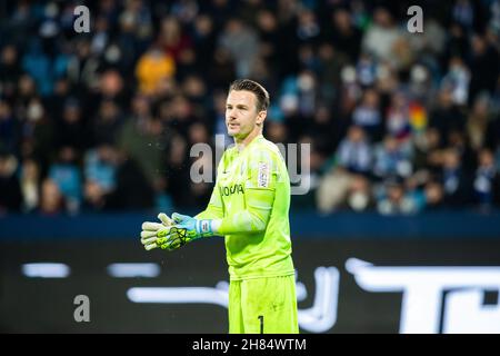 Bochum, Deutschland. 27th. November 2021. Fußball: Bundesliga, VfL Bochum - SC Freiburg, Matchday 13, Vonovia Ruhrstadion. Bochumer Torwart Manuel Riemann zeigt sich während des Spiels mit Gesten. Quelle: Marcel Kusch/dpa - WICHTIGER HINWEIS: Gemäß den Bestimmungen der DFL Deutsche Fußball Liga und/oder des DFB Deutscher Fußball-Bund ist es untersagt, im Stadion und/oder vom Spiel aufgenommene Fotos in Form von Sequenzbildern und/oder videoähnlichen Fotoserien zu verwenden oder zu verwenden./dpa/Alamy Live News Stockfoto