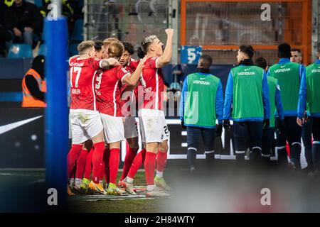 Bochum, Deutschland. 27th. November 2021. Fußball: Bundesliga, VfL Bochum - SC Freiburg, Matchday 13, Vonovia Ruhrstadion. Freiburgs Spieler jubeln nach der 0:1 Uhr. Quelle: Marcel Kusch/dpa - WICHTIGER HINWEIS: Gemäß den Bestimmungen der DFL Deutsche Fußball Liga und/oder des DFB Deutscher Fußball-Bund ist es untersagt, im Stadion und/oder vom Spiel aufgenommene Fotos in Form von Sequenzbildern und/oder videoähnlichen Fotoserien zu verwenden oder zu verwenden./dpa/Alamy Live News Stockfoto