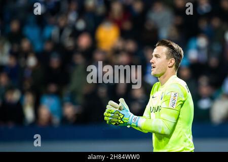 Bochum, Deutschland. 27th. November 2021. Fußball: Bundesliga, VfL Bochum - SC Freiburg, Matchday 13, Vonovia Ruhrstadion. Bochumer Torwart Manuel Riemann zeigt sich während des Spiels mit Gesten. Quelle: Marcel Kusch/dpa - WICHTIGER HINWEIS: Gemäß den Bestimmungen der DFL Deutsche Fußball Liga und/oder des DFB Deutscher Fußball-Bund ist es untersagt, im Stadion und/oder vom Spiel aufgenommene Fotos in Form von Sequenzbildern und/oder videoähnlichen Fotoserien zu verwenden oder zu verwenden./dpa/Alamy Live News Stockfoto