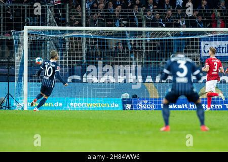 Bochum, Deutschland. 27th. November 2021. Fußball: Bundesliga, VfL Bochum - SC Freiburg, Matchday 13, Vonovia Ruhrstadion. Der Ball landet im Freiburger Tor, um es 1:1 zu schaffen. Quelle: Marcel Kusch/dpa - WICHTIGER HINWEIS: Gemäß den Bestimmungen der DFL Deutsche Fußball Liga und/oder des DFB Deutscher Fußball-Bund ist es untersagt, im Stadion und/oder vom Spiel aufgenommene Fotos in Form von Sequenzbildern und/oder videoähnlichen Fotoserien zu verwenden oder zu verwenden./dpa/Alamy Live News Stockfoto