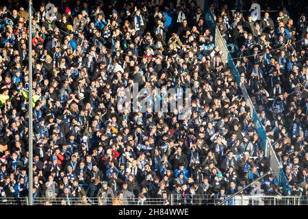 Bochum, Deutschland. 27th. November 2021. Fußball: Bundesliga, VfL Bochum - SC Freiburg, Matchday 13, Vonovia Ruhrstadion. Fans werden in die Tribünen gepackt. Quelle: Marcel Kusch/dpa - WICHTIGER HINWEIS: Gemäß den Bestimmungen der DFL Deutsche Fußball Liga und/oder des DFB Deutscher Fußball-Bund ist es untersagt, im Stadion und/oder vom Spiel aufgenommene Fotos in Form von Sequenzbildern und/oder videoähnlichen Fotoserien zu verwenden oder zu verwenden./dpa/Alamy Live News Stockfoto