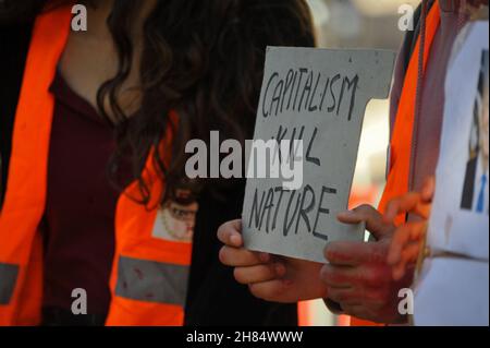 27. November 2021: Tunis, Tunesien. 27. November 2021: Eine Gruppe von Aktivisten trifft sich in der Habib Bourguiba Avenue, um auf die Auswirkungen des Klimawandels aufmerksam zu machen. Während des Protestes forderten die Demonstranten, dass die Regierung neue Gesetze umsetzt und die notwendigen Maßnahmen ergreift, um die Folgen des Klimawandels zu reduzieren. Die Demonstranten riefen auch die Regierungen der reichen Länder und multinationale Unternehmen dazu auf, die CO2-Emissionen zu senken und die Klimakrise anzugehen (Foto: © Hasan mrad/IMAGESLIVE via ZUMA Press Wire) Stockfoto