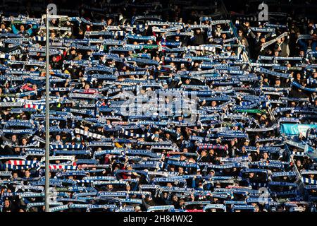 Bochum, Deutschland. 27th. November 2021. Fußball: Bundesliga, VfL Bochum - SC Freiburg, Matchday 13, Vonovia Ruhrstadion. Bochumer Fans halten ihre Tücher hoch. Quelle: Marcel Kusch/dpa - WICHTIGER HINWEIS: Gemäß den Bestimmungen der DFL Deutsche Fußball Liga und/oder des DFB Deutscher Fußball-Bund ist es untersagt, im Stadion und/oder vom Spiel aufgenommene Fotos in Form von Sequenzbildern und/oder videoähnlichen Fotoserien zu verwenden oder zu verwenden./dpa/Alamy Live News Stockfoto