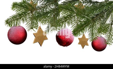 christbaumzweig isoliert mit roten Kugeln und Sternen Stockfoto