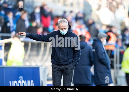 Bochum, Deutschland. 27th. November 2021. Fußball: Bundesliga, VfL Bochum - SC Freiburg, Matchday 13, Vonovia Ruhrstadion. Freiburger Trainer Christian Streich vor dem Start des Spiels. Quelle: Marcel Kusch/dpa - WICHTIGER HINWEIS: Gemäß den Bestimmungen der DFL Deutsche Fußball Liga und/oder des DFB Deutscher Fußball-Bund ist es untersagt, im Stadion und/oder vom Spiel aufgenommene Fotos in Form von Sequenzbildern und/oder videoähnlichen Fotoserien zu verwenden oder zu verwenden./dpa/Alamy Live News Stockfoto