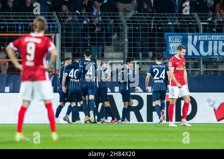 Bochum, Deutschland. 27th. November 2021. Fußball: Bundesliga, VfL Bochum - SC Freiburg, Matchday 13, Vonovia Ruhrstadion. Bochumer Spieler feiern nach der 1:1 Uhr. Quelle: Marcel Kusch/dpa - WICHTIGER HINWEIS: Gemäß den Bestimmungen der DFL Deutsche Fußball Liga und/oder des DFB Deutscher Fußball-Bund ist es untersagt, im Stadion und/oder vom Spiel aufgenommene Fotos in Form von Sequenzbildern und/oder videoähnlichen Fotoserien zu verwenden oder zu verwenden./dpa/Alamy Live News Stockfoto