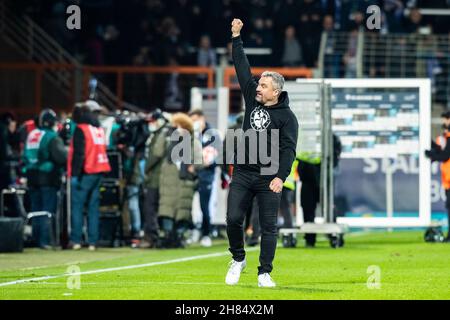 Bochum, Deutschland. 27th. November 2021. Fußball: Bundesliga, VfL Bochum - SC Freiburg, Matchday 13, Vonovia Ruhrstadion. Bochumer Trainer Thomas Reis feiert nach dem Sieg. Quelle: Marcel Kusch/dpa - WICHTIGER HINWEIS: Gemäß den Bestimmungen der DFL Deutsche Fußball Liga und/oder des DFB Deutscher Fußball-Bund ist es untersagt, im Stadion und/oder vom Spiel aufgenommene Fotos in Form von Sequenzbildern und/oder videoähnlichen Fotoserien zu verwenden oder zu verwenden./dpa/Alamy Live News Stockfoto