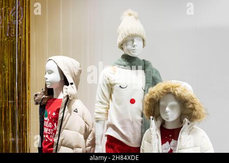 Weißrussland, Novopolotsk - 19. november 2021: Schaufensterpuppen in Winterkleidung in einem Einkaufszentrum Stockfoto