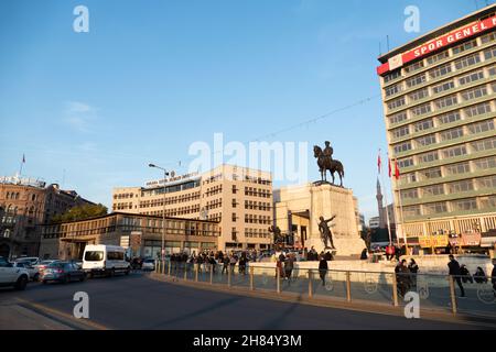 Ankara, Türkei, 2021. November: Atatürk-Statue auf dem Ulus-Platz in der Stadt Ankara. Denkmal der türkischen Unabhängigkeit in1927 Stockfoto