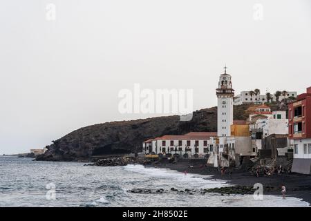 CANDELARIA, SPANIEN - 11. JULI 2021: Blick auf den städtischen Strand und die Basilika unserer Lieben Frau von Candelaria. Stockfoto