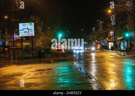 Brentwood, Großbritannien. 27th. November 2021. Brentwood Essex 27th Nov. 2021 Brentwood High Street und Umgebung als Covid-19-Variante des Konzerns (B 1,1.529), Omicron, wurde in Brentwood Essex identifiziert die Regierung hat bekannt gegeben Kredit: Ian Davidson/Alamy Live News Stockfoto