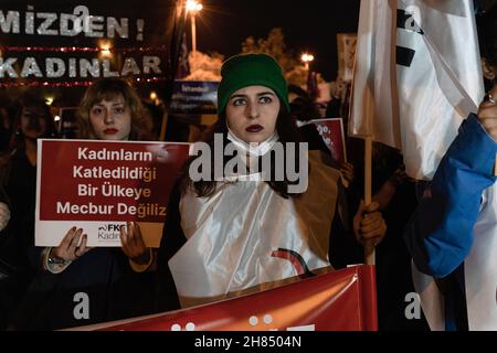 Ankara, Türkei. 27th. November 2021. Eine Frau sah, wie sie während der Demonstration gegen die Gewalt an Frauen im Bezirk Kadikoy ein Plakat mit ihrer Meinung hielt. Die Türkei hat sich im vergangenen März aus der Istanbuler Konvention zurückgezogen, und in diesem Jahr wurden im ganzen Land mehr als 300 Feminizide begangen. (Foto von Alba Cambeiro/SOPA Images/Sipa USA) Quelle: SIPA USA/Alamy Live News Stockfoto