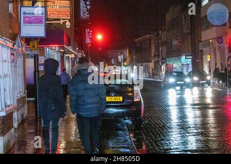 Brentwood, Großbritannien. 27th. November 2021. Brentwood Essex 27th Nov. 2021 Brentwood High Street und Umgebung als Covid-19-Variante des Konzerns (B 1,1.529), Omicron, wurde in Brentwood Essex identifiziert die Regierung hat bekannt gegeben Kredit: Ian Davidson/Alamy Live News Stockfoto