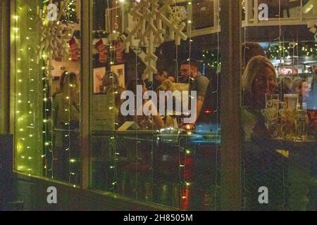 Brentwood, Großbritannien. 27th. November 2021. Brentwood Essex 27th Nov. 2021 Brentwood High Street und Umgebung als Covid-19-Variante des Konzerns (B 1,1.529), Omicron, wurde in Brentwood Essex identifiziert die Regierung hat bekannt gegeben Kredit: Ian Davidson/Alamy Live News Stockfoto