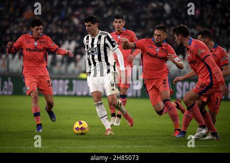 Turin, Italien. 27th. November 2021. Alvaro Morata vom FC Juventus wird am 27th. November 2021 im Juventus-Stadion in Turin (Italien) von Matteo Pessina, Rafael Toloi, Berat Djimsiti und Remo Freuler von Atalanta BC während des Fußballspiels der Serie A 2021/2022 zwischen Juventus FC und Atalanta BC herausgefordert. Foto Federico Tardito/Insidefoto Kredit: Insidefoto srl/Alamy Live News Stockfoto