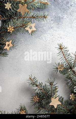 Weihnachtshintergrund mit Tannenzweigen auf texturiertem Hintergrund mit Textraum Stockfoto