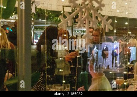 Brentwood, Großbritannien. 27th. November 2021. Brentwood Essex 27th Nov. 2021 Brentwood High Street und Umgebung als Covid-19-Variante des Konzerns (B 1,1.529), Omicron, wurde in Brentwood Essex identifiziert die Regierung hat bekannt gegeben Kredit: Ian Davidson/Alamy Live News Stockfoto