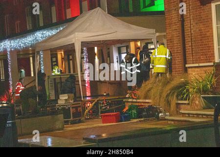 Brentwood, Großbritannien. 27th. November 2021. Brentwood Essex 27th Nov. 2021 Brentwood High Street und Umgebung als Covid-19-Variante des Konzerns (B 1,1.529), Omicron, wurde in Brentwood Essex identifiziert die Regierung hat bekannt gegeben Kredit: Ian Davidson/Alamy Live News Stockfoto