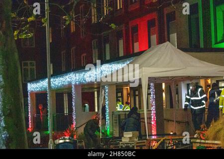 Brentwood, Großbritannien. 27th. November 2021. Brentwood Essex 27th Nov. 2021 Brentwood High Street und Umgebung als Covid-19-Variante des Konzerns (B 1,1.529), Omicron, wurde in Brentwood Essex identifiziert die Regierung hat bekannt gegeben Kredit: Ian Davidson/Alamy Live News Stockfoto