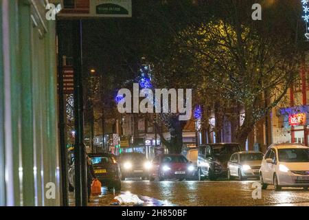 Brentwood, Großbritannien. 27th. November 2021. Brentwood Essex 27th Nov. 2021 Brentwood High Street und Umgebung als Covid-19-Variante des Konzerns (B 1,1.529), Omicron, wurde in Brentwood Essex identifiziert die Regierung hat bekannt gegeben Kredit: Ian Davidson/Alamy Live News Stockfoto