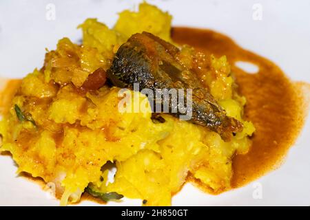 Nahaufnahme Bild Von Kerala Stil Gelb Tapioca Mit Fisch Curry In Weißem Hintergrund. Selektiver Fokus Stockfoto