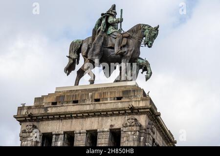 Die äquatoriale Statue von Kaiser Wilhelm I. am Deutschen Winkel in Koblenz. Diese Statue ist ein wichtiges Symbol der Vereinigung Deutschlands Stockfoto