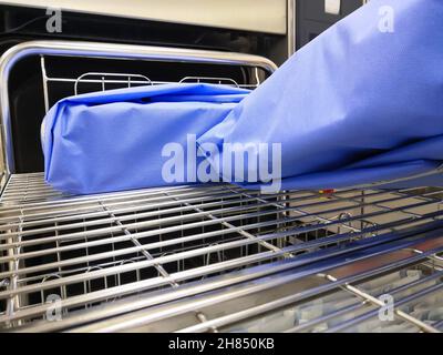 Nahaufnahme Des Op-Instrumentensets, Das In Der Dampfsterilisatormaschine Angeordnet Ist. Selektiver Fokus Stockfoto