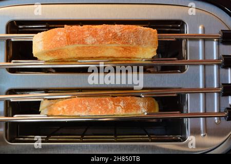 Zwei Scheiben geröstetes Brot im Toaster. Stockfoto