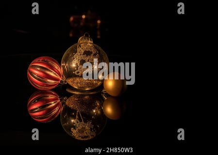 Weihnachtsdekoration mit Baumkugeln Kugeln in einem Spiegel reflektiert und Lichter mit Effekt Bokeh im Hintergrund Stockfoto