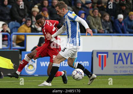 HUDDERSFIELD, GBR. Harry Toffolo (3) und Jesaja Jones (35) von Middlesbrough während des Sky Bet Championship-Spiels zwischen Huddersfield Town und Middlesbrough am Samstag, dem 27th. November 2021 im John Smith's Stadium, Huddersfield. (Kredit: Emily Moorby | MI Nachrichten) Kredit: MI Nachrichten & Sport /Alamy Live Nachrichten Stockfoto