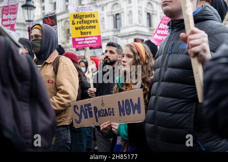 London, Großbritannien. 27th. November 2021. Demonstranten halten während der Demonstration Plakate. Die „Stand Up to Racism and Socialist Worker Party“ ruft als Reaktion auf die jüngsten tragischen Todesopfer eine Solidaritätskundgebung in Notfällen auf. Die Teilnehmer fordern, den Gesetzentwurf über Staatsbürgerschaft und Grenzen zu streichen, der in Kürze die Lesung 3rd im britischen Parlament verabschieden wird. Kredit: SOPA Images Limited/Alamy Live Nachrichten Stockfoto