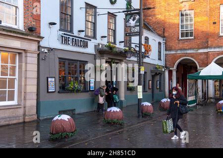 High Wycombe, Buckinghamshire, Großbritannien. 26th. November 2021. Im Stadtzentrum von High Wycombe wurden weihnachtliche Puddingdeckeln über große runde Poller gelegt. Quelle: Maureen McLean/Alamy Stockfoto