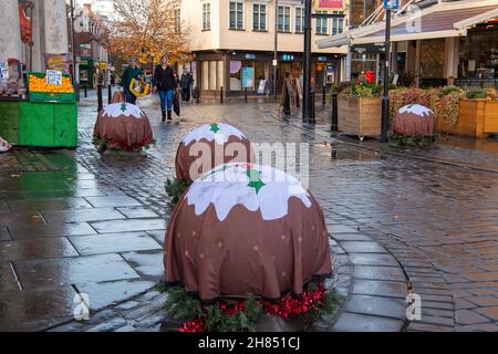 High Wycombe, Buckinghamshire, Großbritannien. 26th. November 2021. Im Stadtzentrum von High Wycombe wurden weihnachtliche Puddingdeckeln über große runde Poller gelegt. Quelle: Maureen McLean/Alamy Stockfoto