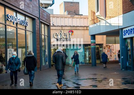 High Wycombe, Buckinghamshire, Großbritannien. 26th. November 2021. Ein ruhiger Morgen am Schwarzen Freitag draußen im Eden Shopping Center in High Wycombe. Quelle: Maureen McLean/Alamy Stockfoto